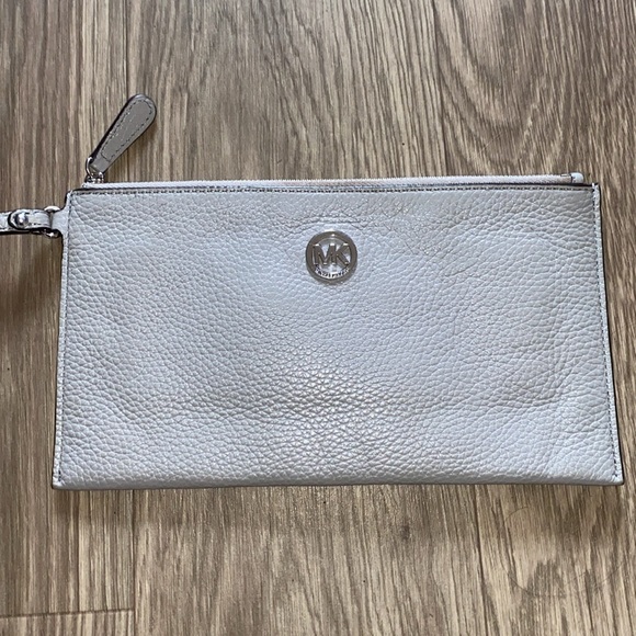Michael Kors wristlet - Picture 2 of 14